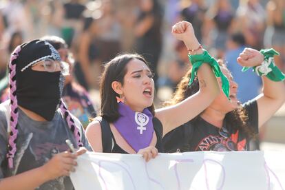 Mujeres en protesta por el Día de la Mujer en Chile