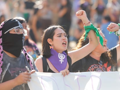 Mujeres en protesta por el Día de la Mujer en Chile