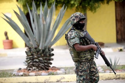Un marino vigila una casa del Chapo en Culiacán tras su fuga.