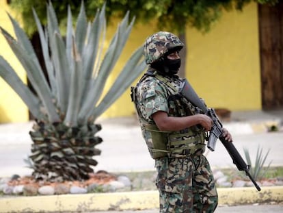 Un marino vigila una casa del Chapo en Culiacán tras su fuga.