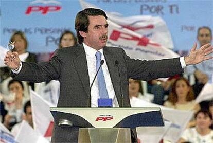 José María Aznar, durante el mitin celebrado ayer en el pabellón As Travesas, de Vigo