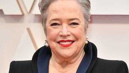 La actriz Kathy Bates posa para los medios en la alfombra roja de los Oscar en 2020.