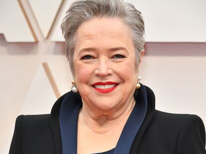 La actriz Kathy Bates posa para los medios en la alfombra roja de los Oscar en 2020.