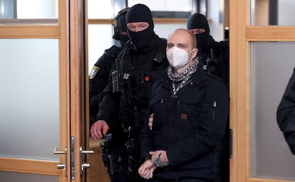 Stephan Balliet llega este lunes al juzgado del distrito alemán de Magdeburgo donde se le condena a cadena perpetua por el ataque antisemita que perpetró en 2019.