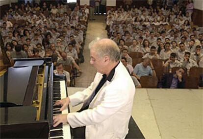 El músico israelí Daniel Barenboim toca el piano ante jóvenes palestinos en Ramala. PLANO GENERAL - ESCENA