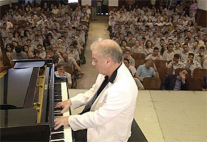 El músico israelí Daniel Barenboim toca el piano ante jóvenes palestinos en Ramala. PLANO GENERAL - ESCENA