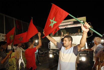 Un grupo de activistas marroquíes bloquea uno de los camiones en el paso fronterizo entre Marreucos y Melilla.