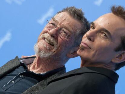 El actor y director estadounidense Billy Bob Thornton y el actor británico John Hurt (posan durante el pase gráfico de la película 'Jayne Mansfield's Car'.