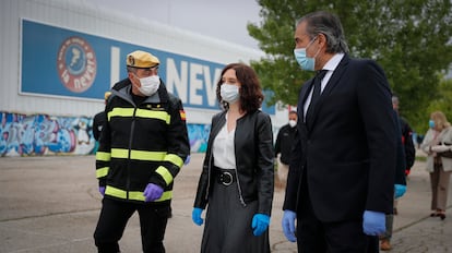 La presidenta de la Comunidad de Madrid, Isabel Díaz Ayuso, con un militar de la Unidad Militar del Ejército y con el consejero de Sanidad de la Comunidad de Madrid, Enrique Ruiz Escudero, durante la clausura de la morgue del Palacio de Hielo de Majadahonda, esta semana.