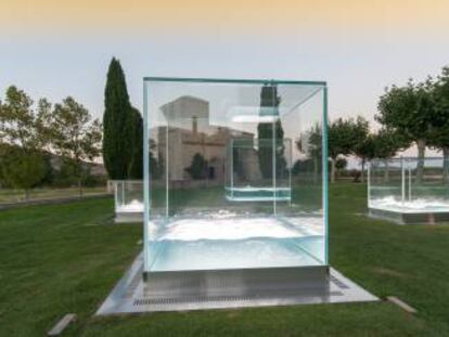 El &lsquo;color de nuestras vidas&rsquo;, la obra de cubos gigantes de cristal, agua y luz del chileno Alfredo Jaar.