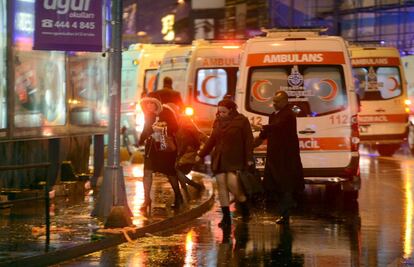La gent fuig d'una discoteca on s'ha produït un atac amb armes de foc durant la nit de cap d'Anya Istanbul.