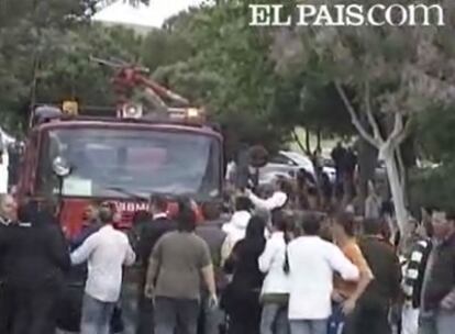 Imagen de un momento de la agresión a los bomberos de Écija.