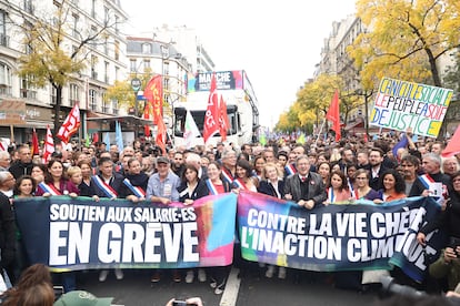 Miembros de los partidos de la izquierda francesa participan en una protesta contra la subida de precios, el pasado domingo en París.