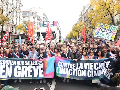 Miembros de los partidos de la izquierda francesa participan en una protesta contra la subida de precios, el pasado domingo en París.