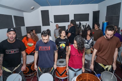 Los alumnos de la escuela de batucada Zumbalé, en Madrid.