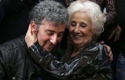 Ignacio Hurban y su abuela Estela de Carlotto.