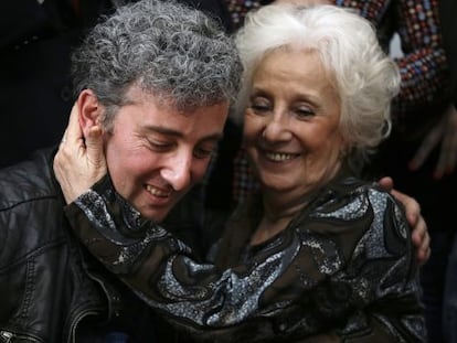 Ignacio Hurban y su abuela Estela de Carlotto.