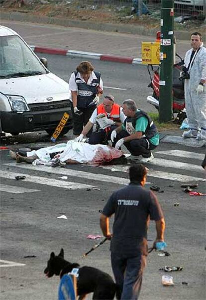 La policía israelí examina el cuerpo de una de las víctimas del atentado de ayer en Netanya.