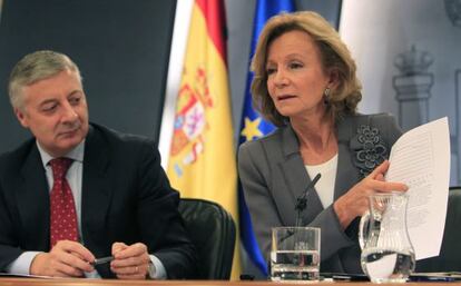 Elena Salgado y José Blanco, en la rueda de prensa posterior al Consejo de Ministros del viernes.