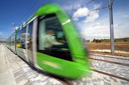 Uno de los trenes del tranv&iacute;a de Parla durante un viaje de prueba en 2007. 