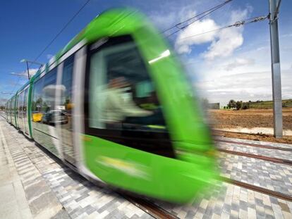 Uno de los trenes del tranv&iacute;a de Parla durante un viaje de prueba en 2007. 