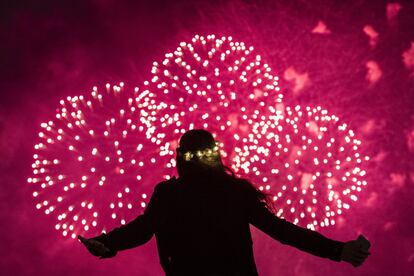 Una joven contempla los fuegos artificiales en Sídney (Australia).