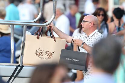 El diseñador italiano Domenico Dolce aprovecha sus vacaciones en Saint Tropez para ir de compras.