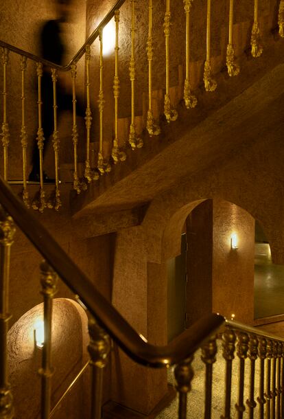 Escaleras laterales que mantienen los pasamanos y barandas originales. Destacan los diferentes arcos de medio punto, la luz tenue y la desnudez matérica de las paredes creadas por Starck.
