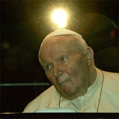 El papa Juan Pablo II, al abandonar ayer el hospital  Gemelli.