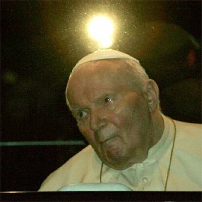 El papa Juan Pablo II, al abandonar ayer el hospital Gemelli.