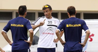 Enrique directs a Celta training session in Portugal.