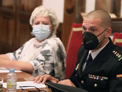 La subdelegada del Gobierno en Salamanca, Encarnación Pérez, y el jefe de la Comisaría de Policía Nacional, el comisario Luis Jesús Esteban, durante la rueda de prensa este miércoles para ofrecer detalles del tiroteo mortal en el barrio de Garrido el pasado sábado.