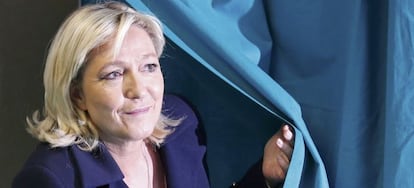 La l&iacute;der del Frente Nacional, Marine Le Pen, sale de una cabina de voto. 