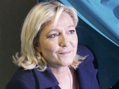 La l&iacute;der del Frente Nacional, Marine Le Pen, sale de una cabina de voto. 