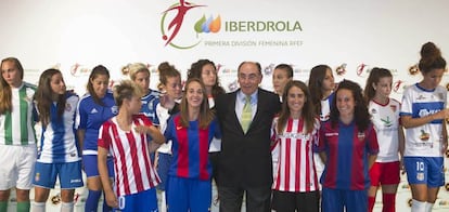 Ignacio Galán, presidente de Iberdrola, posa junto a jugadoras representantes de los 16 equipos que integran la máxima categoría del fútbol femenino, la Liga Iberdrola, durante su presentación al inicio de la competición.