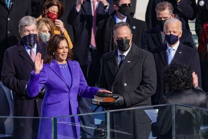 Kamala Harris se juramenta como vicepresidenta de Estados Unidos. “Estoy aquí gracias a las mujeres que vinieron antes”, ha destacado Harris, quien ha roto este miércoles muchos techos de cristal: es la primera mujer en jurar como número dos de la Casa Blanca, pero también en ser la primera de una minoría étnica (negra y asiática) en lograr la Vicepresidencia. 