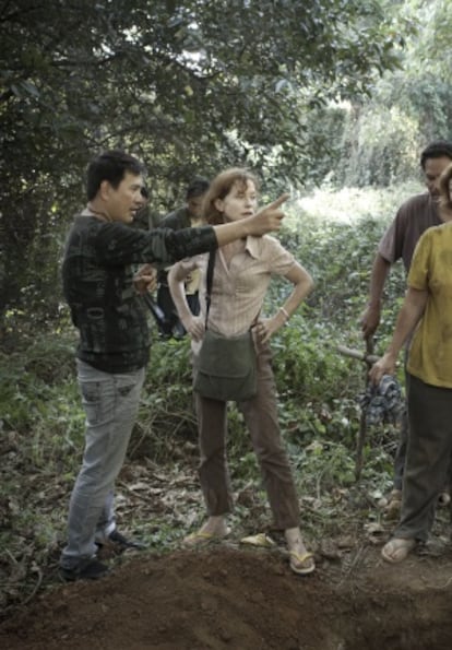 Brillante Mendoza e Isabelle Huppert en el rodaje de 'Cautiva'.