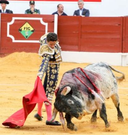 Juan Luis Ambel, 'Posada de Maravillas', da un pase de muleta ayer sábado, en la primera corrida de la feria de San Miguel de Zafra (Badajoz).