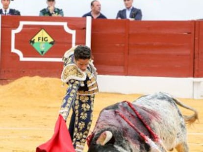 Juan Luis Ambel, 'Posada de Maravillas', da un pase de muleta ayer sábado, en la primera corrida de la feria de San Miguel de Zafra (Badajoz).