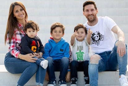 Messi, con su esposa Antonela y sus tres hijos Thiago, Mateo y Ciro, en su casa de Castelldefels.