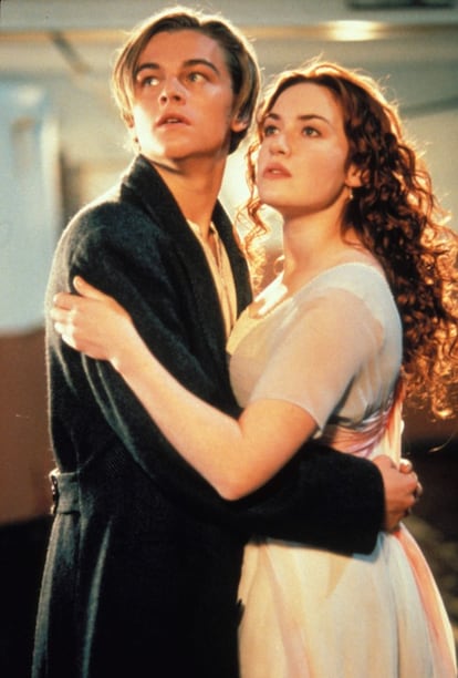 Dos años después, tiraba de su filón romántico y protagonizaba otra de las grandes historias de amor del cine reciente junto a Kate Winslet en la película ‘Titanic’. La película de James Cameron, en la que en un primer momento DiCaprio rechazó participar, acabó de catapultar la fama de sus dos jóvenes protagonistas tras convertirse en una de las cintas más taquilleras de la historia del cine. Se despertó la “Leo manía” y DiCaprio pasó a ser considerado como una superestrella del cine. “Mi cara estaba por todo el mundo. Nunca he vuelto a tener la misma popularidad, y no lo espero. No es algo que vaya a intentar conseguir de nuevo”, aseguró en una entrevista en 2001.