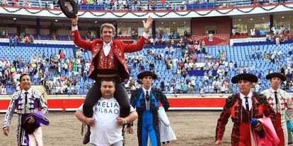 Hermoso de Mendoza sale a hombros este martes de la plaza de toros de Vista Alegre, en Bilbao.