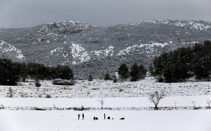 La carretera que une Banyeres con Bocairent tras la intensa nevada de este viernes.