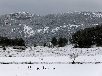 La carretera que une Banyeres con Bocairent tras la intensa nevada de este viernes.