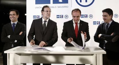 De izquierda a derecha: el presidente de la junta gestora del PPN, Pablo Zalba; el presidente del Ejecutivo, Mariano Rajoy; el secretario generalde UPN, Javier Esparza y Óscar Arizcuren este jueves en Pamplona.