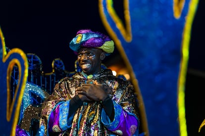 El rey Baltasar durante el desfile de la cabalgata celebrada este viernes en Toledo.
