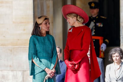 La reina Letizia de España (a la izquierda) y la reina Máxima de los Países Bajos conversan durante la ceremonia de bienvenida, este miércoles, en la plaza Dam de Ámsterdan. 