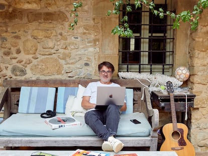 Jaime Hernández, promotor musical, en la terraza de su casa en Corçà (Baix Empordà).