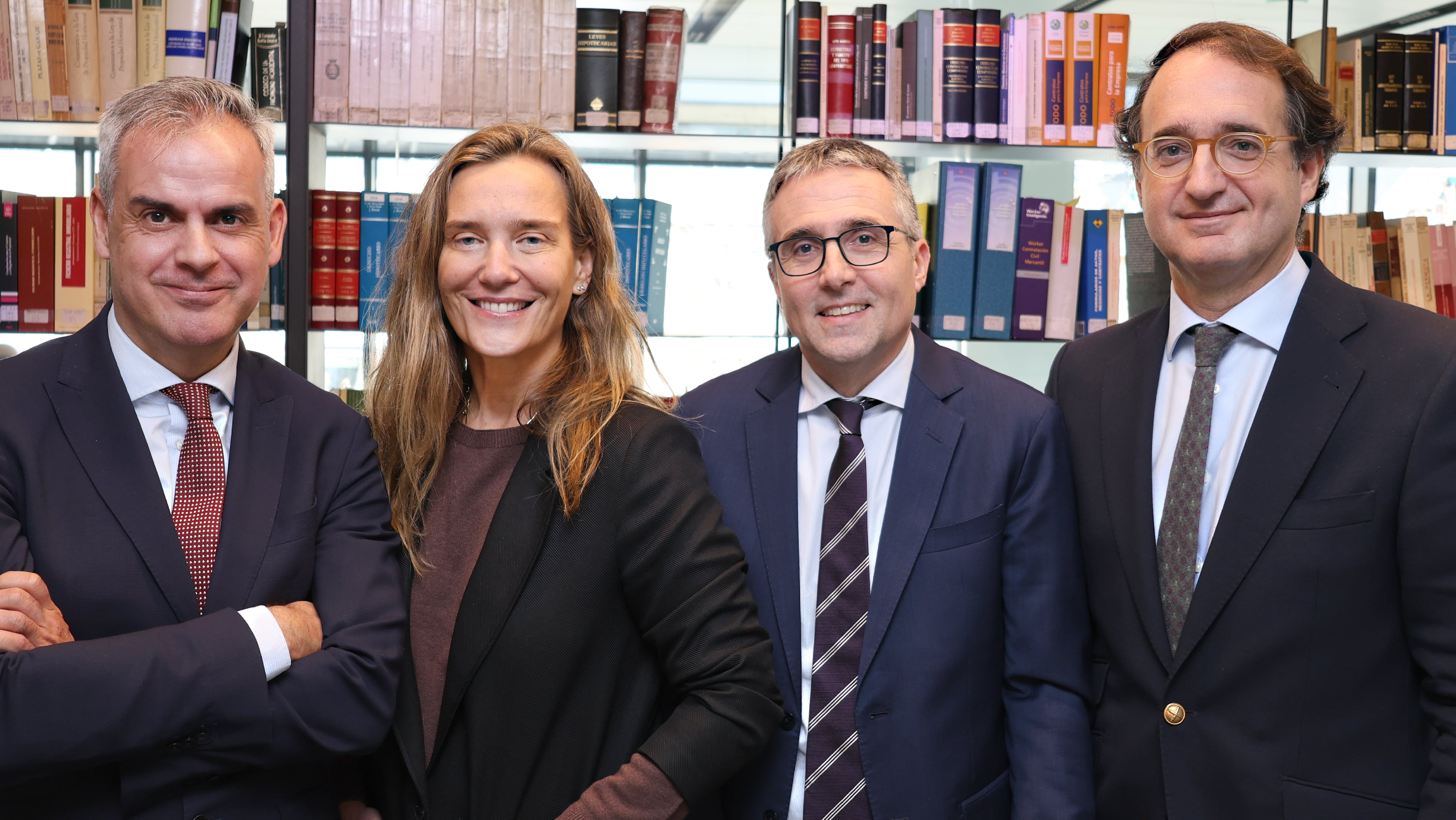 En la foto, de izq. a dcha.: Israel Gómez-Caro, Cristina Camarero, socia directora de Ontier España, Raúl Da Veiga y Pedro Rodero, presidente de Ontier España