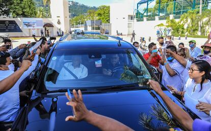 López Obrador, recibido por manifestantes la semana pasada en Acapulco.